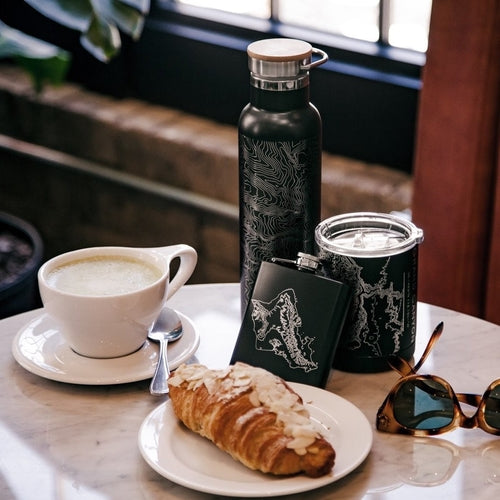 Portland Karte Trinkflasche aus Edelstahl, 20oz, matt-schwarz, mit Bambusdeckel, isoliert, von BeachAndSteam