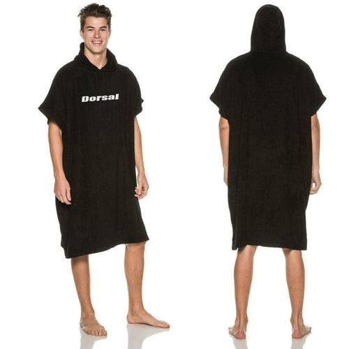 DORSAL Surf Wechselponcho aus dickem Mikrofaser, schwarz, von BeachAndSteam, zeigt den warmen, bequemen Umhang für den Strand.