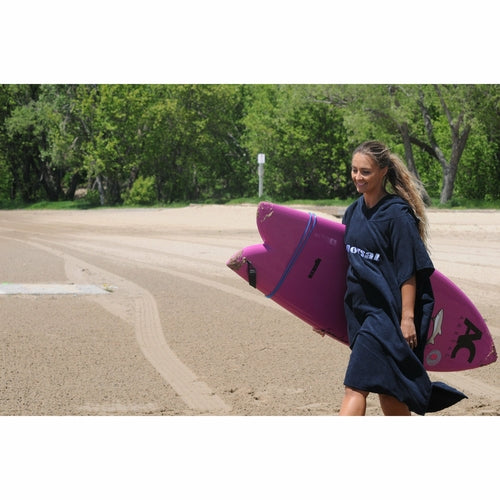 DORSAL Surf Changing Poncho Handtuch aus dickem Mikrofaserstoff in Schwarz, von BeachAndSteam, zum Umziehen am Strand.