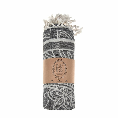 Badehandtuch Magic Dolphin Türkischer Peshtemal aus Baumwolle, schnell trocknend und sandfrei, von BeachAndSteam, auf weißem Hintergrund.