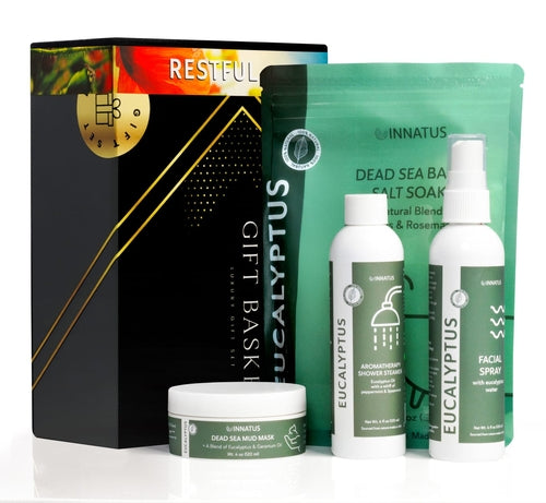 Luxus Dead Sea Spa Geschenkset mit Badesalz, Schlammmaske und Aromatherapie von BeachAndSteam, angezeigt in der Verpackung.