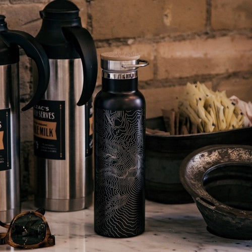Isolierte 20oz Edelstahlflasche mit New York Stadtkarte, matte schwarze Oberfläche und Bambusdeckel, von BeachAndSteam.
