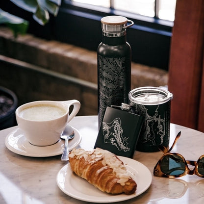 Stilvolle 20oz Edelstahl Isolierflasche mit New York Stadtkarte Gravur, matte schwarze Oberfläche und Bambusdeckel von BeachAndSteam.