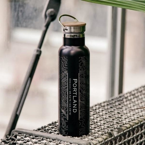 Portland Karte Gravierte 20oz isolierte Edelstahlflasche mit mattschwarzem Finish und Bambusdeckel, von BeachAndSteam