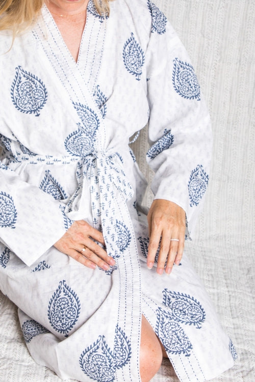 Handgefertigter Baumwoll-Kimono in Fort Blue mit Blockdruck, von BeachAndSteam, lockere und bequeme Kimono-Robe.