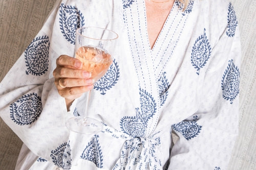 Handgefertigter Baumwoll-Kimono in Fort Blue mit Blockdruck, von BeachAndSteam, zeigt das elegante, lockere Design und feine Druckmuster