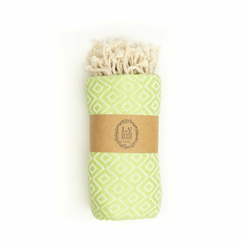 Graue Malta türkische Peshtemal-Handtuch von BeachAndSteam, schnelltrocknend und sandfrei aus 100% Baumwolle, auf Strand gelegt