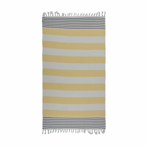 Ephesus türkisches Peshtemal-Handtuch von BeachAndSteam, 100% Baumwolle, schnell trocknend und sandfrei, liegt flach auf Strand.