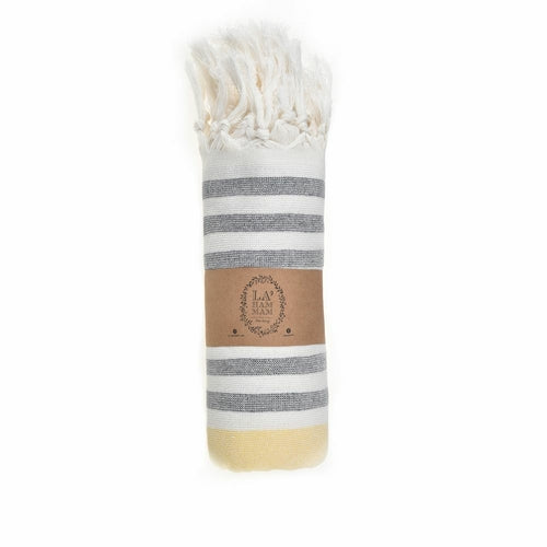 Ephesus türkisches Peshtemal Handtuch von BeachAndSteam, schnell trocknend und sandfrei, aus 100% Baumwolle, liegt flach auf dem Strand.