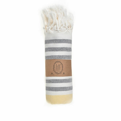 Ephesus türkisches Peshtemal Handtuch von BeachAndSteam, schnell trocknend und sandfrei, aus 100% Baumwolle, liegt flach auf dem Strand.