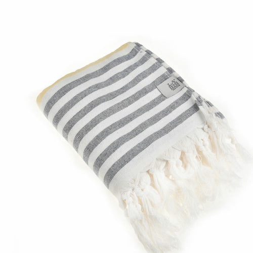 Ephesus türkisches Peshtemal Handtuch aus 100% Baumwolle, schnell trocknend und sandfrei, von BeachAndSteam, zeigt das Handtuch flach liegend