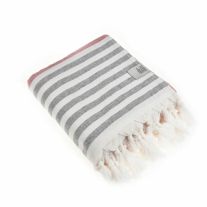 Ephesus türkisches Peshtemal-Handtuch von BeachAndSteam, 100% Baumwolle, schnell trocknend und sandfrei auf einem Strandtuch liegend