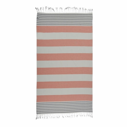 Ephesus türkisches Peshtemal-Handtuch von BeachAndSteam aus 100% Baumwolle, schnell trocknend und sandfrei, lässig auf Strand gelegt