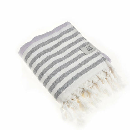 Ephesus türkisches Peshtemal Handtuch von BeachAndSteam, schnell trocknend und sandfrei, 100% Baumwolle, zeigt das handtuch in Gebrauch