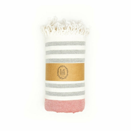 Ephesus türkisches Peshtemal Handtuch von BeachAndSteam, rotes Quick-Dry Baumwolltuch, rollt auf einem Bild.