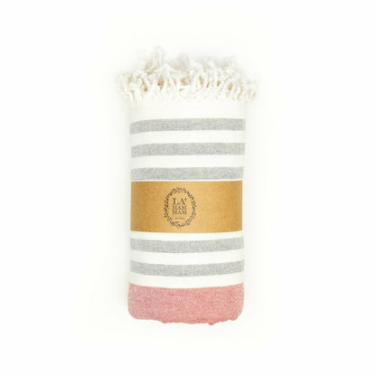 Ephesus türkisches Peshtemal Handtuch von BeachAndSteam, rotes Quick-Dry Baumwolltuch, rollt auf einem Bild.