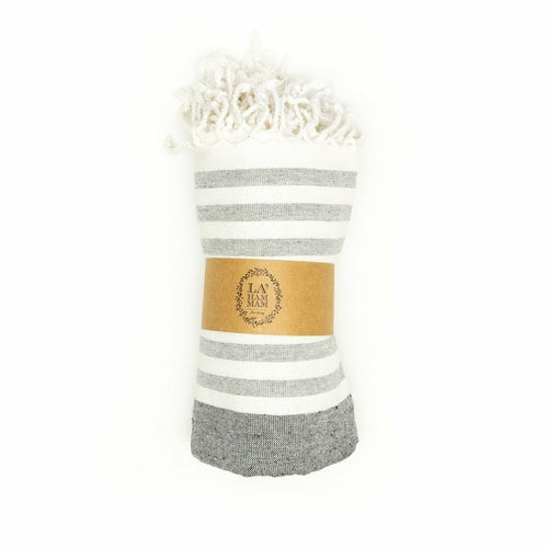 Schwarze türkische Peshtemal Handtuch von BeachAndSteam, schnell trocknend und sandfrei, aus 100% Baumwolle, auf Rolle gerollt