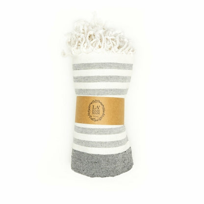 Schwarze türkische Peshtemal Handtuch von BeachAndSteam, schnell trocknend und sandfrei, aus 100% Baumwolle, auf Rolle gerollt