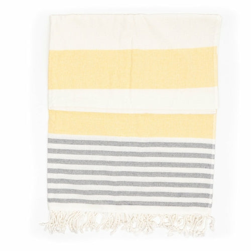 Gelbe türkische Peshtemal Handtuch aus 100% Baumwolle, schnell trocknend und sandfrei, von BeachAndSteam.