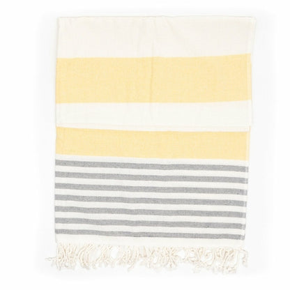 Gelbe türkische Peshtemal Handtuch aus 100% Baumwolle, schnell trocknend und sandfrei, von BeachAndSteam.