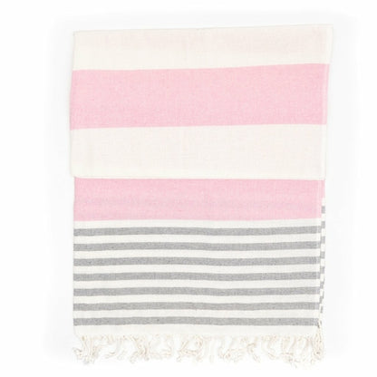 Blaue türkische Peshtemal Handtuch aus 100% Baumwolle von BeachAndSteam, schnell trocknend und sandfrei, mit türkischem Muster.