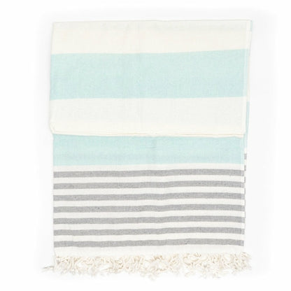 Ephesus türkisches Peshtemal Handtuch von BeachAndSteam, grün, 100 % Baumwolle, schnell trocknend und sandfrei, flach liegend.