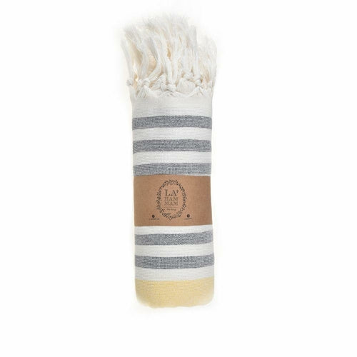 Ephesus türkisches Peshtemal Handtuch von BeachAndSteam, 100% Baumwolle, schnell trocknend und sandfrei, gefaltet auf weißem Hintergrund