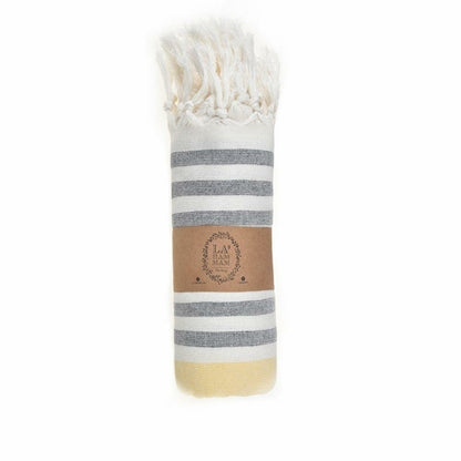 Ephesus türkisches Peshtemal Handtuch von BeachAndSteam, 100% Baumwolle, schnell trocknend und sandfrei, gefaltet auf weißem Hintergrund