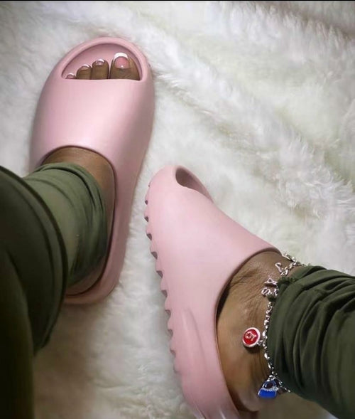 Beige Damen Plattform-Slides von BeachAndSteam mit rutschfester, gepolsterter Sohle, bequeme Damenschuhe für den Sommer.