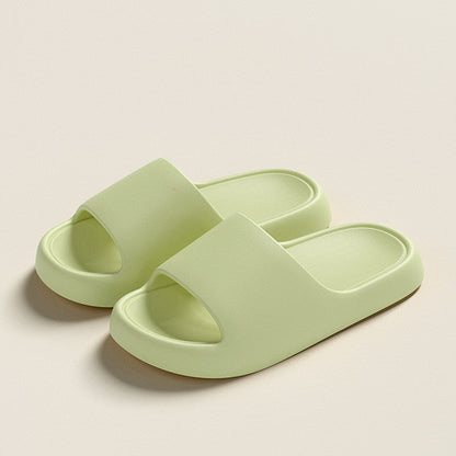 Bequeme SoftStep Wellness Hausschuhe von BeachAndSteam mit weicher Oberfläche und rutschfester Sohle, ideal für Zuhause.