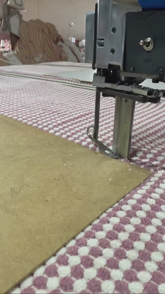 Load video: Traditionelle Handwerkskunst bei der Herstellung unserer Hamamtücher aus Baumwolle für Sauna, Strand und Spa